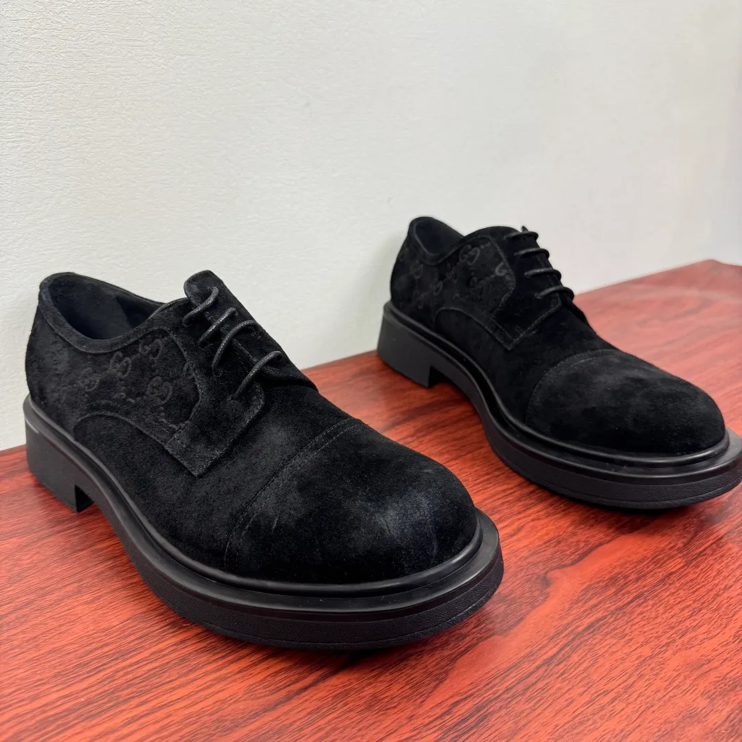 Batch 800 Gucci/Gucci new men's lace-up shoes with GG details, suede leather derby shoes! Rooted in the brand's heritage, these men's lace-up shoes are crafted from suede calfskin and embellished with GG-print embossed suede details in homage to Gucci's iconic monogram. The rubber sole decorated with GG pattern adds a touch of modern fashion to this design. Typical three-joint style design. European and American classic version, full calfskin lining. The overall upper texture is soft and the lining is comfortable and breathable. 2CM thickened soft rubber sole, easy to control. Versatile and stylish upper foot, multiple colors available to meet different matching needs, complete package! Size: 39-40-41-42-43-44 leather shoe size (38.45 can be customized) Item number: 7826Z suede black
